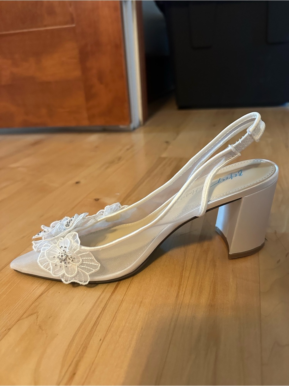 Betsey Johnson Petra heels in ivory  3” sling back size 7 - Picture 5 of 8